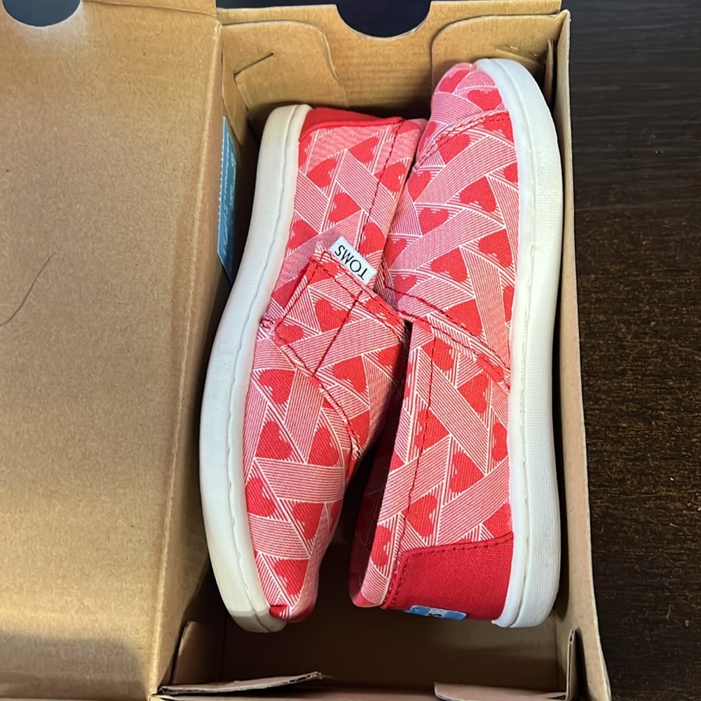 Toms Classic Girls Red Canvas Hearts - Picture 3 of 3